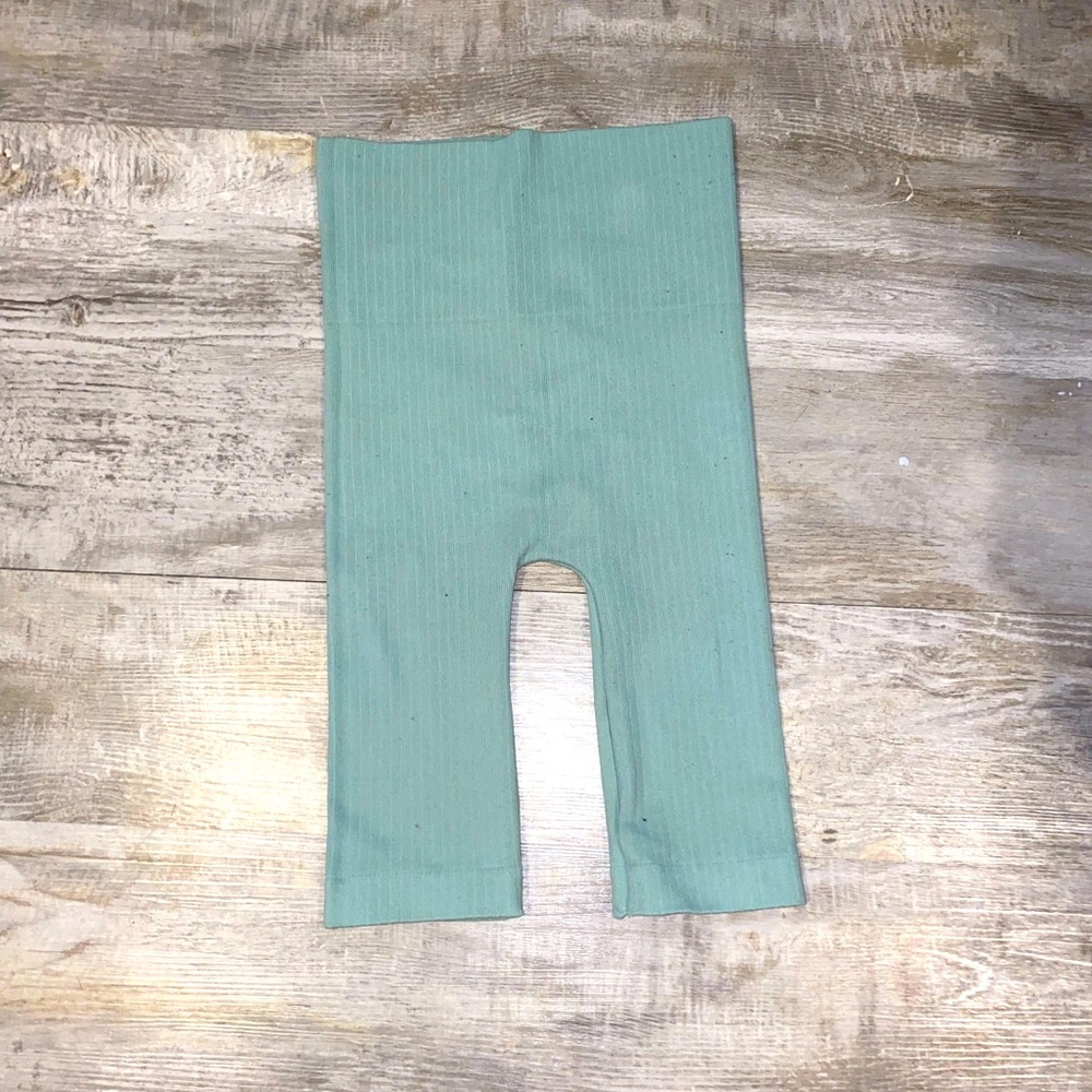 Green bikershorts
